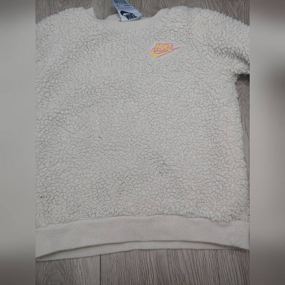 Nike Baby Beige Cream Sherpa Fleece Pullover Sweater Embroidered Logo Pink 24 M - Picture 3 of 7